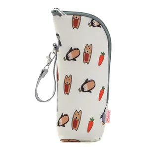 Detalle de la funda térmica para biberón con dibujos de pingüinos y cierre de cremallera