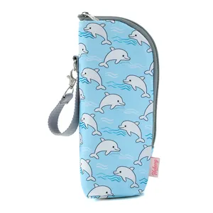 Detalle de bolsa térmica para biberón con estampado de delfines y asa de cremallera