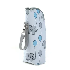 Detalle de bolsa térmica para biberón con estampado de elefante y gancho