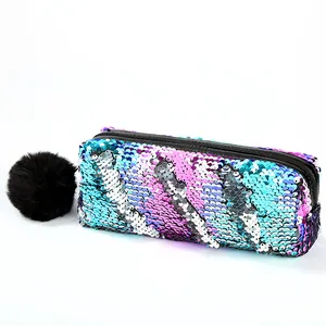 Trousse à paillettes sirène colorée avec pompon noir décoratif sur fond blanc