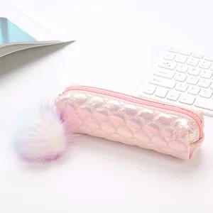 Estuche de arcoíris brillante con textura de escamas y pompón suave de colores