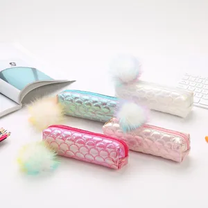 Estuche holográfico de escamas de sirena con pompón de peluche colorido en cremallera