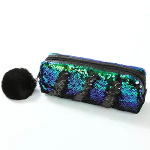 Détail de la trousse à paillettes sirène avec pompon pelucheux et fermeture éclair noire