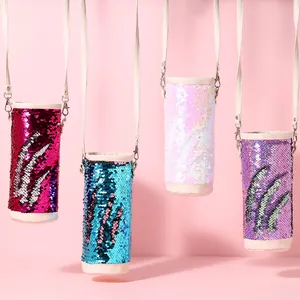 Dettaglio di porta borraccia con paillettes e tracolle regolabili in vari colori