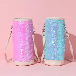 Dettaglio di porta bottiglie con paillettes scintillanti rosa e blu con tracolle