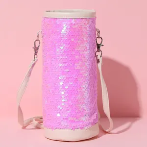 Dettaglio borsa termica con paillettes rosa, finiture in finta pelle crema e gancio argento