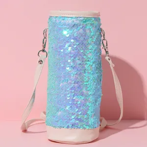 Dettaglio custodia borraccia con paillettes azzurre e tracolla in pelle rosa