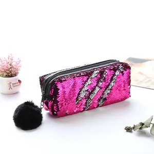 Vue détaillée d'une pochette à paillettes réversibles rose et argent avec pompon noir
