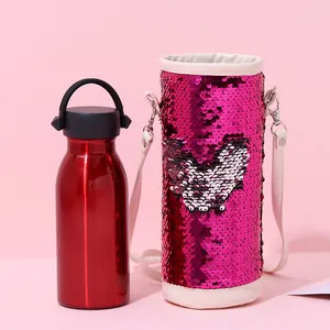 Dettaglio della custodia per borraccia con paillettes rosa-viola e motivo a cuore