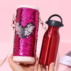 Custodia per borraccia in paillettes rosa con cuore e tracolla su sfondo rosa