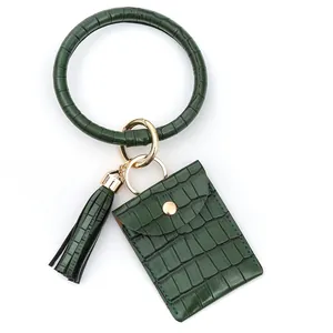 Détail de la texture crocodile vert foncé sur le porte-clés à anneau et fermoir doré