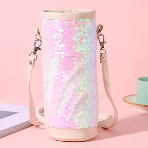 Dettaglio custodia per borraccia con paillettes e tracolla in ecopelle rosa rimovibile