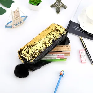 Détail de la trousse à paillettes montrant sa grande capacité pour stylos et règles