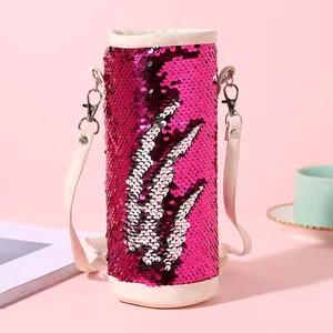 Dettaglio porta borraccia in paillettes rosa rosso con tracolla in pelle beige