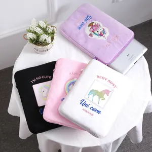 Funda de unicornio de peluche para tablet de 11 pulgadas disponible en cuatro colores