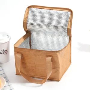 Detail view of the thermal insulation lunch bag with silver aluminum foil lining