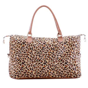 Vue détaillée du sac de voyage en toile à imprimé léopard avec anses en cuir PU brun