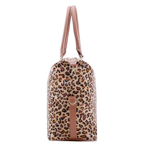 Vue latérale d'un sac de voyage léopard avec sangle en cuir marron