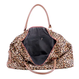 Détail du sac de voyage léopard montrant la doublure noire et la poche zippée interne