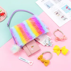 Innenansicht der Regenbogen-Plüschtasche zeigt Stauraum und weiches Innenfutter