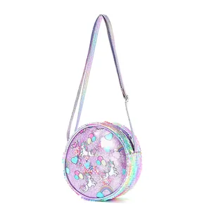 Dettaglio della borsa a tracolla con unicorno glitterato e paillettes arcobaleno