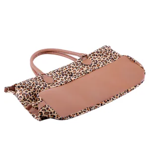 Sac cabas en toile léopard avec poignées en cuir marron et base plate robuste