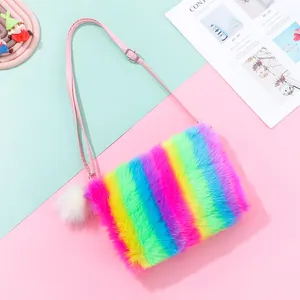 Regenbogen Plüsch Umhängetasche mit farbenfrohen Kunstpelzstreifen und rosa Schultergurt