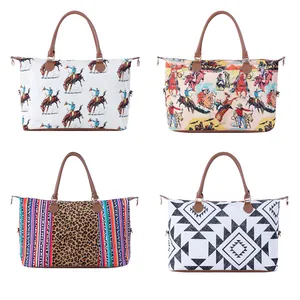 Grands sacs de voyage en toile avec imprimés vache, léopard et styles western chic