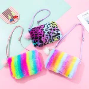 Detailansicht der Regenbogen-Plüschtaschen mit flauschiger Textur und verstellbaren Trägern