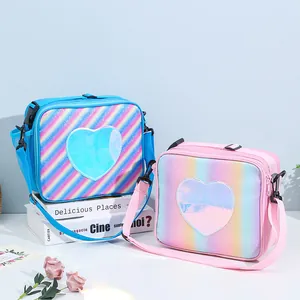 Detalle de bolsas de almuerzo arcoíris con diseño de corazón, correa ajustable y cremallera