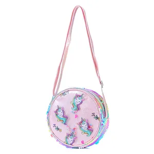 Dettaglio borsa glitter rosa per bambini con bordo di paillettes e motivi unicorno