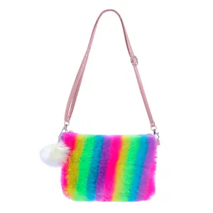 Detail der Regenbogen-Plüschtasche aus weichem Kunstfell mit rosa Leder-Schultergurt