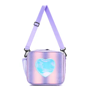 Detalle de bolsa de almuerzo morada con purpurina, parche de corazón y bolsillo de malla