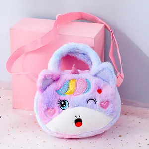Détail du sac bandoulière licorne en peluche avec sequins colorés et texture douce
