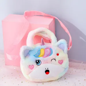 Dettaglio borsa unicorno di peluche con pelliccia arcobaleno, corno glitter e tracolla rosa