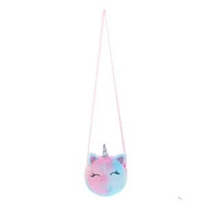 Detailansicht der Regenbogen-Plüsch-Einhorn-Tasche mit silbernem Horn und Stickerei