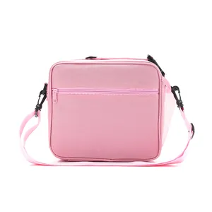 Bolsa térmica rosa con bolsillo lateral de malla y correa ajustable para hombro