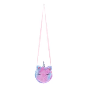 Nahaufnahme der flauschigen Einhorn-Tasche mit Farbverlauf und silbernem Einhorn-Horn
