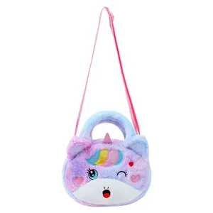 Détail du sac licorne en peluche douce avec paillettes arc-en-ciel et texture moelleuse