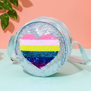 Vue détaillée d'un sac à paillettes rond avec cœur arc-en-ciel et fini brillant