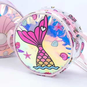 Dettaglio della borsa olografica a coda di sirena per bambine con tracolla glitter