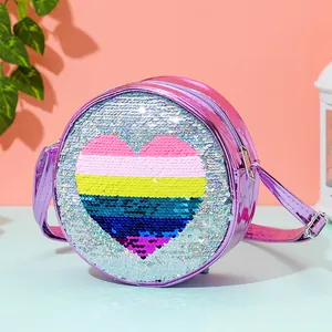 Détail de paillettes en forme de cœur et finition métallique violette sur sacoche enfant