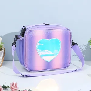 Detalle de la correa ajustable púrpura y el parche de corazón brillante en el bolso