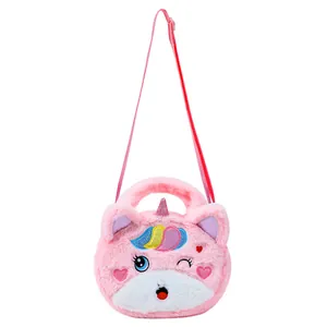 Gros plan sur le sac licorne en peluche rose avec texture douce en fausse fourrure