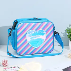 Detalle de la bolsa de almuerzo arcoíris con parche de corazón láser y bolsillo lateral