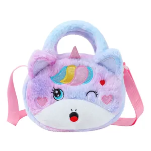 Gros plan sur un sac bandoulière licorne en peluche avec fourrure colorée et broderie