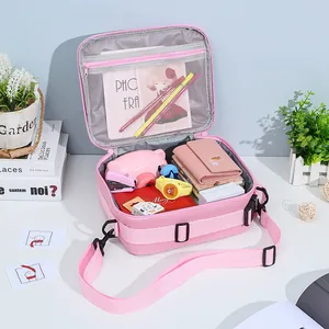 Vista detallada del interior de la bolsa de almuerzo rosa con bolsillo de red y objetos