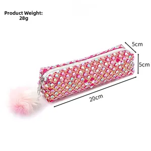 Dettaglio dell'astuccio rosa glitterato con paillettes arcobaleno e portachiavi a pompon