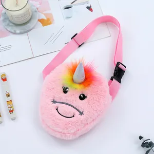Sac à bandoulière licorne en peluche rose pour enfants avec décor arc-en-ciel sur marbre