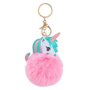 Nahaufnahme vom Einhorn-Plüschball-Anhänger mit goldenem Schlüsselring und Karabiner
